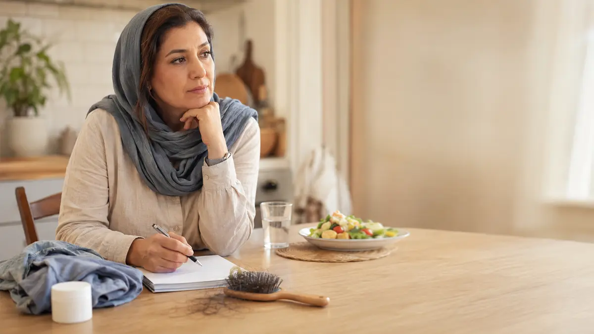 علت ریزش مو چیست و کدام عوامل احتمال آن را بیشتر می کنند؟