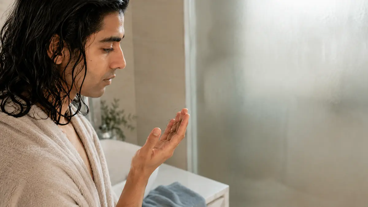 ریزش مو در حمام طبیعی است یا نشانه یک مشکل؟