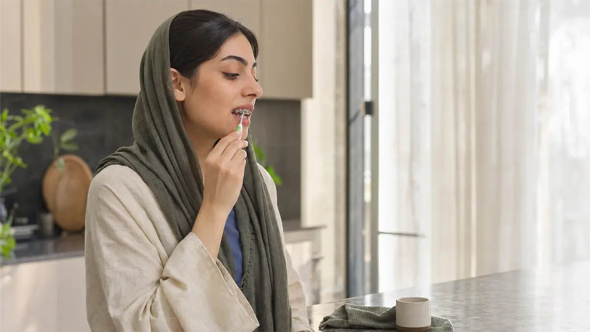 چطور با وجود براکت از پوسیدگی و لکه سفید جلوگیری کنیم؟